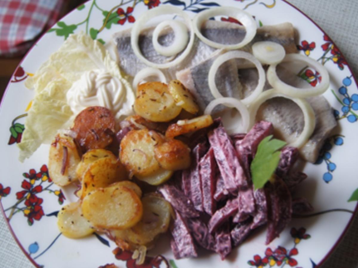 Matjesfilet mit Bratkartoffeln und Rote-Bete-Salat - Rezept - kochbar.de