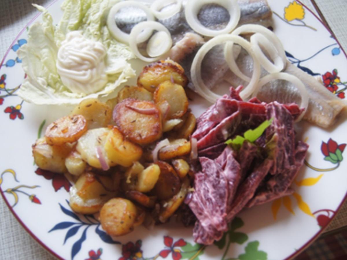 Matjesfilet mit Bratkartoffeln und Rote-Bete-Salat - Rezept - kochbar.de