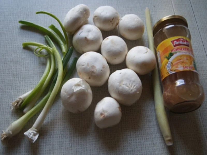 Hühnersuppe mit Kokosmilch und Champignons - Rezept - Bild Nr. 3