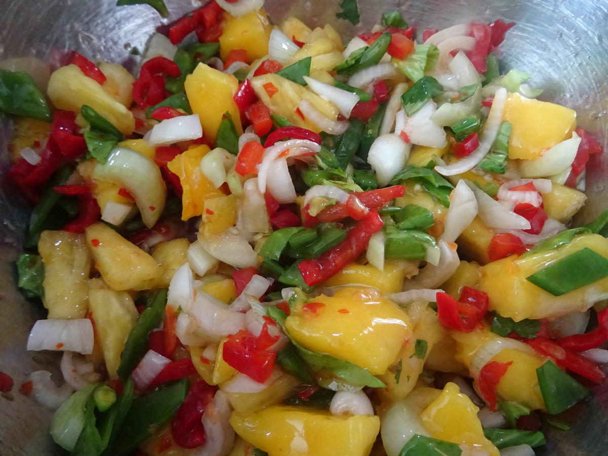 Garnelen-Spieße mit fruchtig-asiatischem Salat und gebratenen Eier-Nudeln - Rezept - Bild Nr. 4