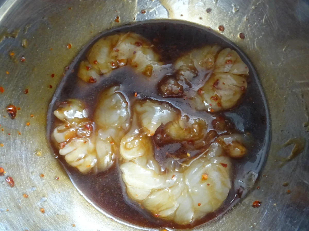 Garnelen-Spieße mit fruchtig-asiatischem Salat und gebratenen Eier-Nudeln - Rezept - Bild Nr. 10717