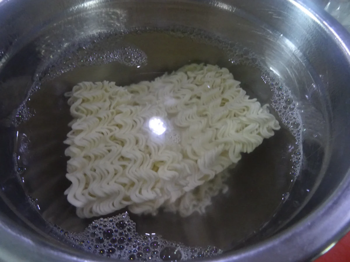 Garnelen-Spieße mit fruchtig-asiatischem Salat und gebratenen Eier-Nudeln - Rezept - Bild Nr. 10716