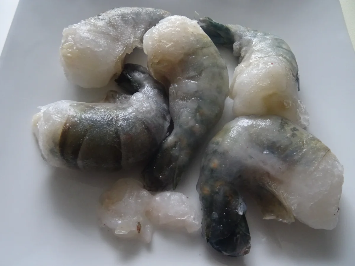 Garnelen-Spieße mit fruchtig-asiatischem Salat und gebratenen Eier-Nudeln - Rezept - Bild Nr. 10718