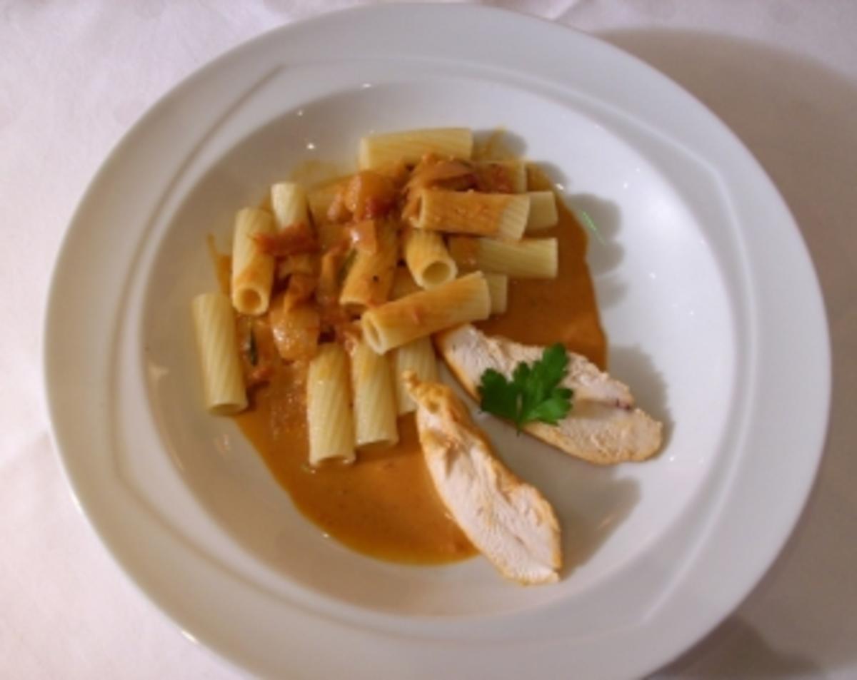 Bilder für Hühnerbrüstchen a la James Bond mit Wermut-Thymian-Soße und Rigatoni - Rezept