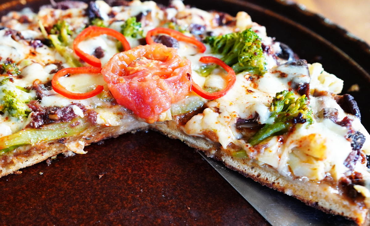 Würzige Pizza mit Blumenkohl, Brokkoli und Sardellen - Rezept - Bild Nr. 2