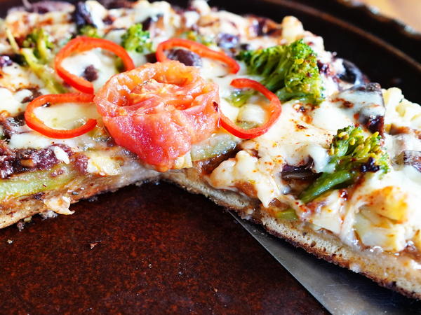 Würzige Pizza mit Blumenkohl, Brokkoli und Sardellen - von Antareja