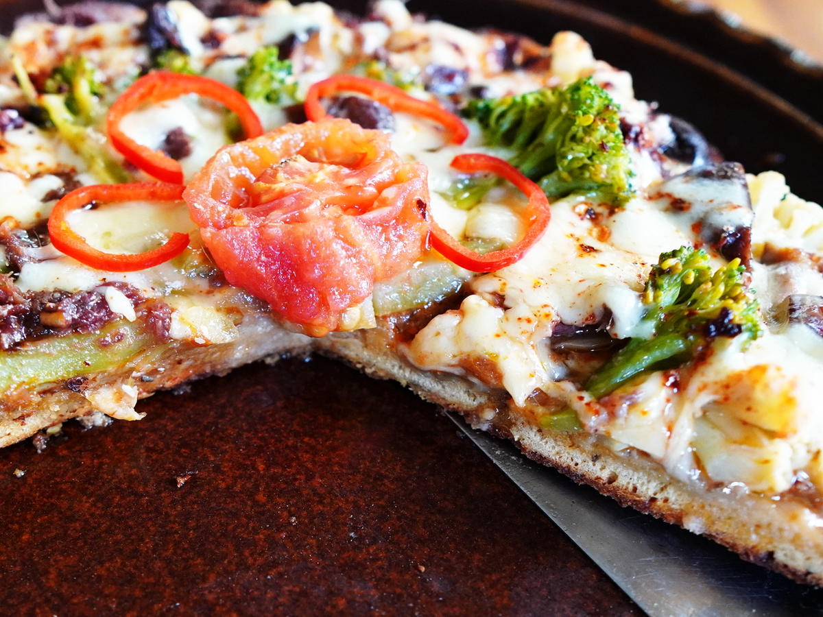 Würzige Pizza mit Blumenkohl, Brokkoli und Sardellen - von Antareja