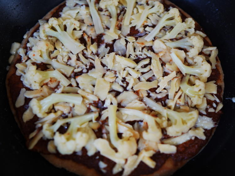 Würzige Pizza mit Blumenkohl, Brokkoli und Sardellen - von Antareja