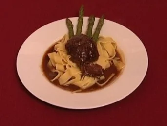 Rezept: Kalbsbäckchen in Barolosoße mit Nudelbett (Lou Hoffner) Kalbsbäckchen in Barolosoße mit Nudelbett (Lou Hoffner) - Rezept