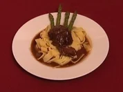 Kalbsbäckchen in Barolosoße mit Nudelbett (Lou Hoffner) - Rezept