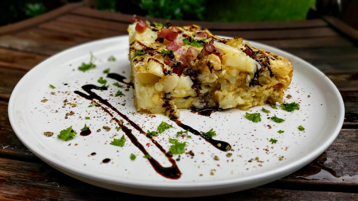 Grünkohl-Käse-Tortilla mit saftigem Speck und frischen Kräutern