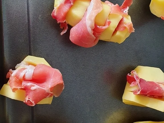 Fächerkartoffel  mit Serranoschinken "Pata Nègra"  und Rauchsalz - Rezept - Bild Nr. 2