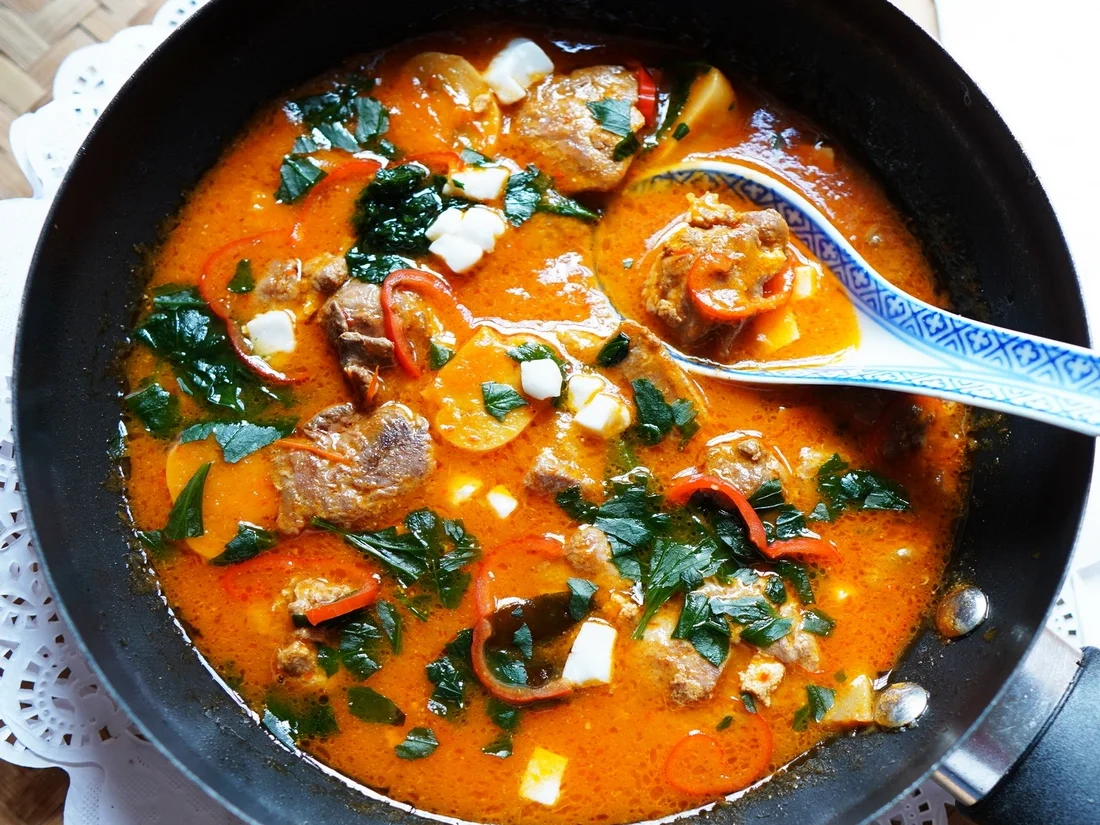 Schweinefleisch mit Pilzen in Tomatensauce - Rezept - Bild Nr. 2