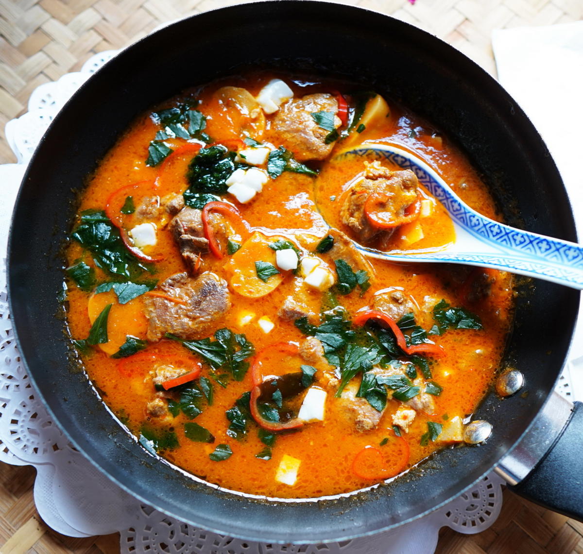 Schweinefleisch mit Pilzen in Tomatensauce - Rezept - kochbar.de