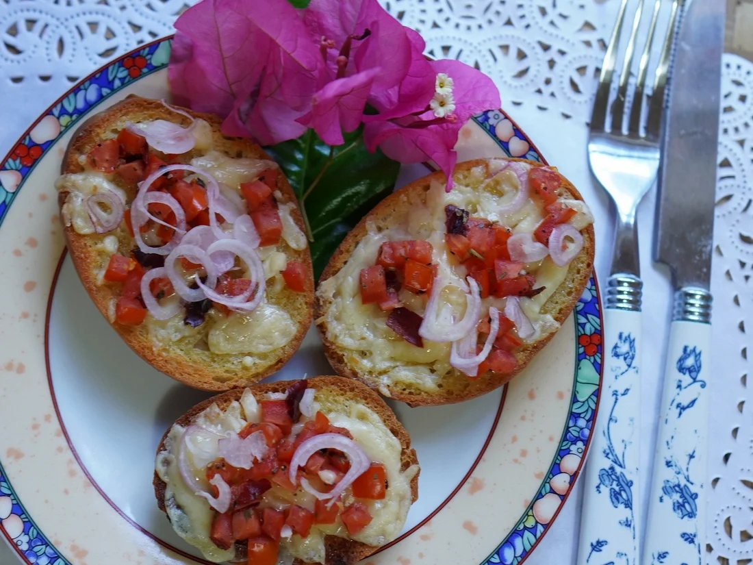 Italienische Crostini mit Käse, Tomaten und Zwiebeln - Rezept - Bild Nr. 2