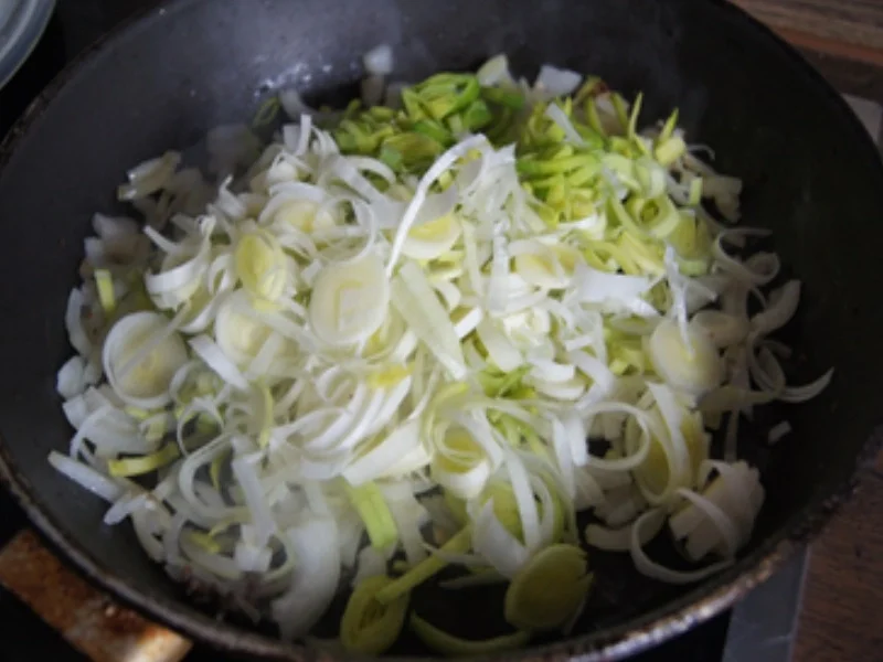 Rinderhackfleisch-Lauch-Pfanne mit Kartoffelstampf-Rösti - Rezept - Bild Nr. 7