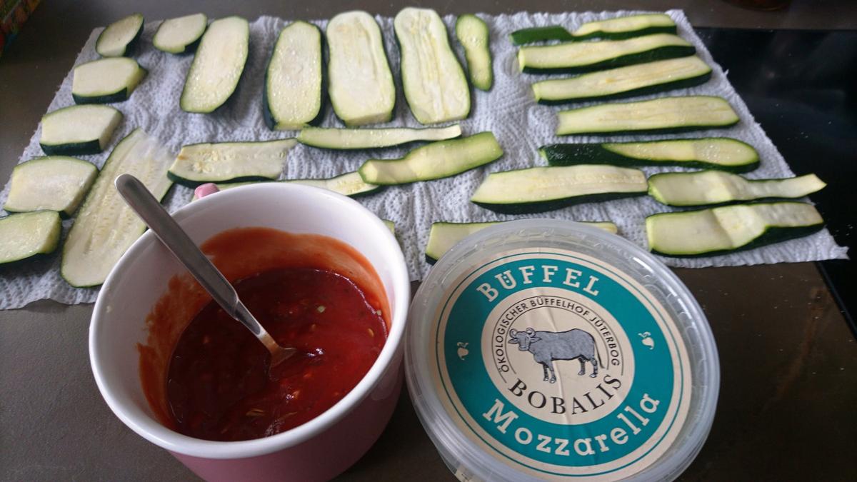 Gratinierte Zucchini überbacken mit feuriger Tomaten-Käse Sosse. BBQ - Rezept - Bild Nr. 3