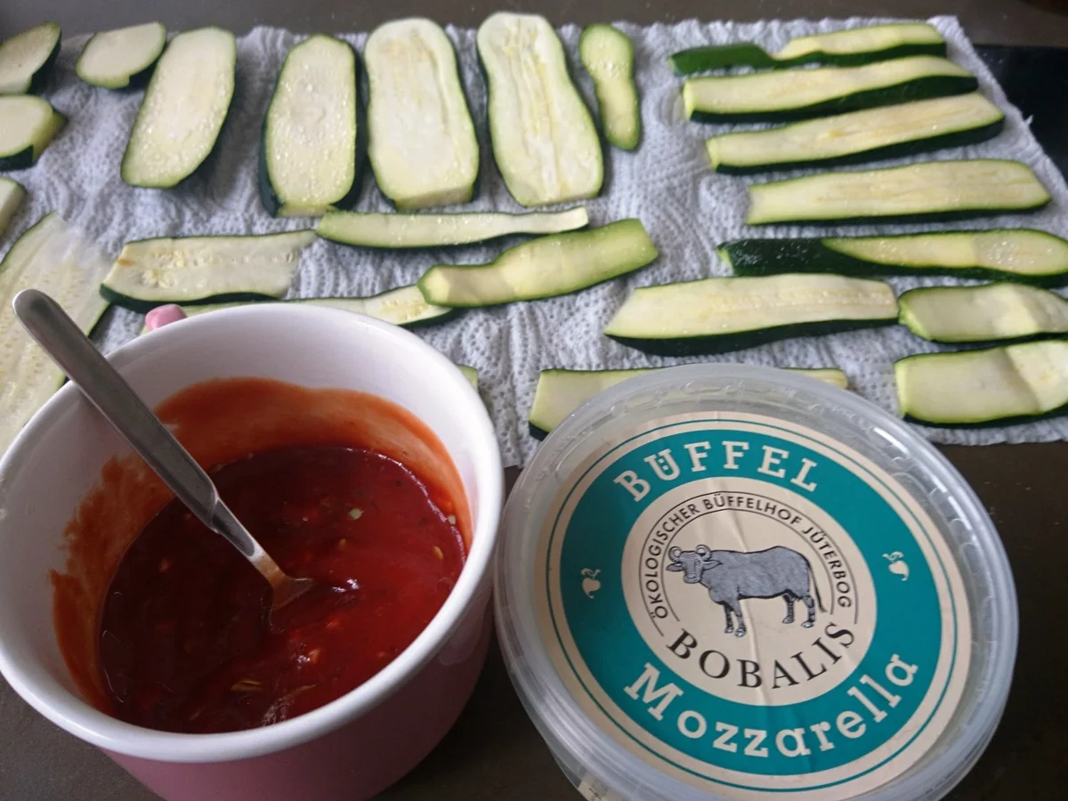 Gratinierte Zucchini überbacken mit feuriger Tomaten-Käse Sosse. BBQ - Rezept - Bild Nr. 3