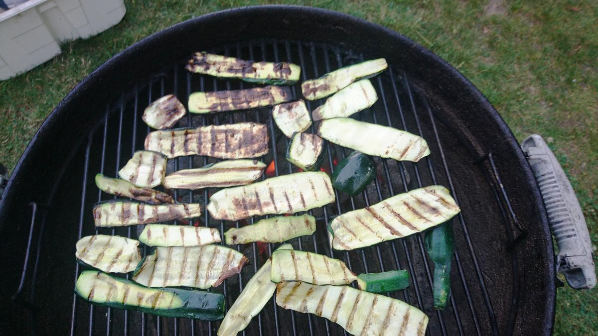 Gratinierte Zucchini überbacken mit feuriger Tomaten-Käse Sosse. BBQ - Rezept - Bild Nr. 4