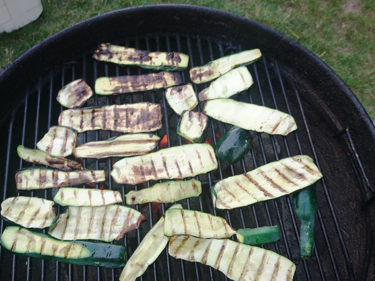 Gratinierte Zucchini überbacken mit feuriger Tomaten-Käse Sosse. BBQ - Rezept - Bild Nr. 4