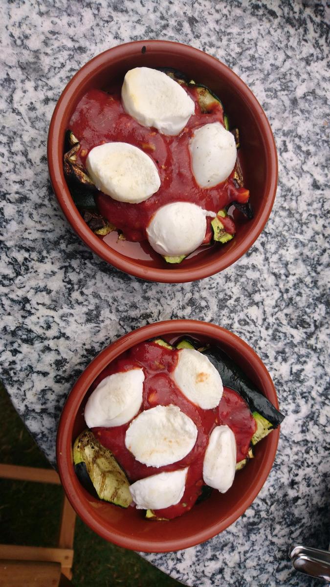Gratinierte Zucchini überbacken mit feuriger Tomaten-Käse Sosse. BBQ - Rezept - Bild Nr. 5