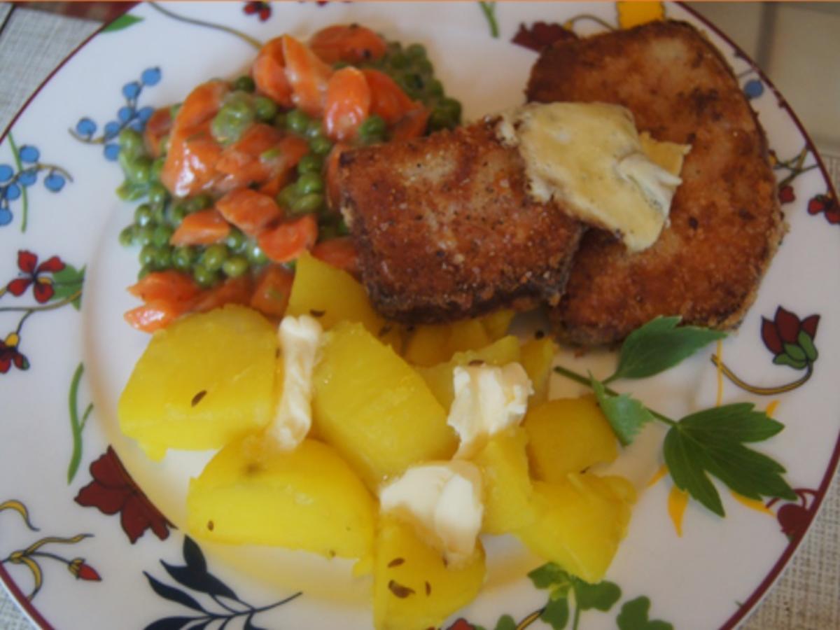 Gebratener Leberkäse mit Erbsen-Möhren-Gemüse und Kartoffeln - Rezept - Bild Nr. 2