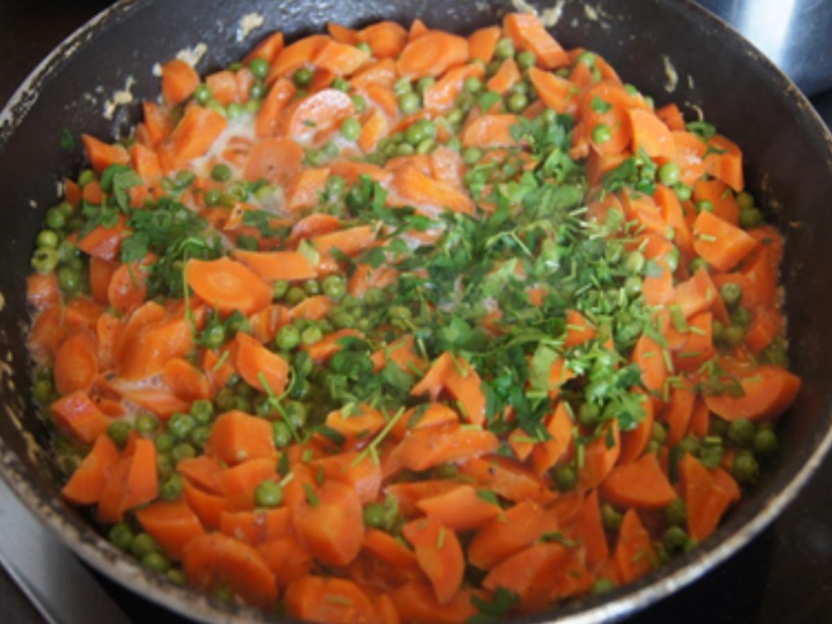 Gebratener Leberkäse mit Erbsen-Möhren-Gemüse und Kartoffeln - Rezept ...