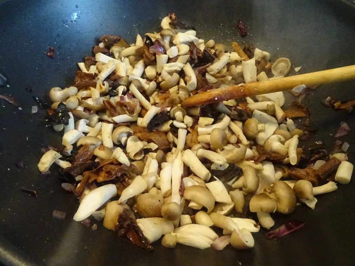 Pilz-Ragout mit crossen Kartoffel-Pflanzerl - Rezept - Bild Nr. 3
