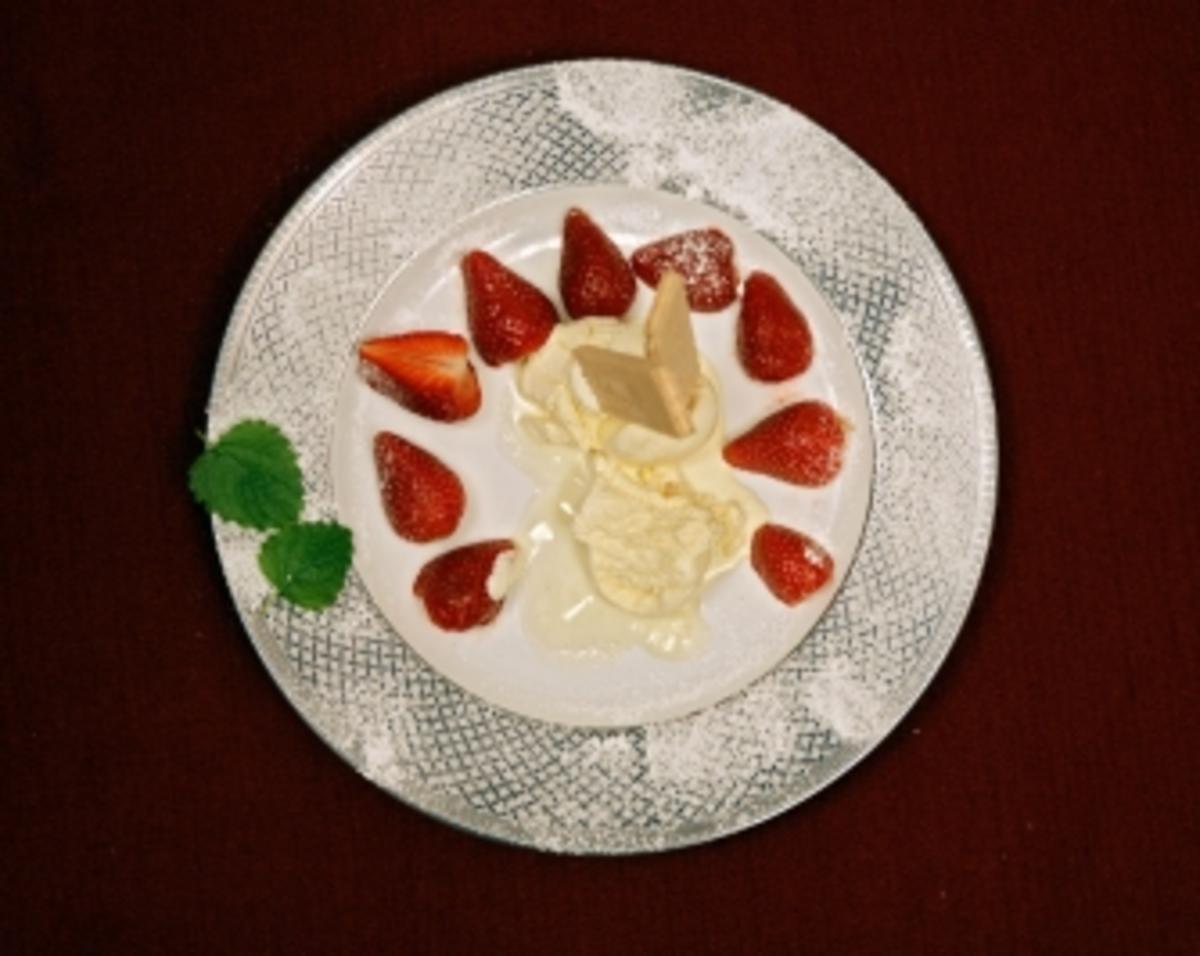 Vanilleeis mit frischen Erdbeeren (René Weller) - Rezept