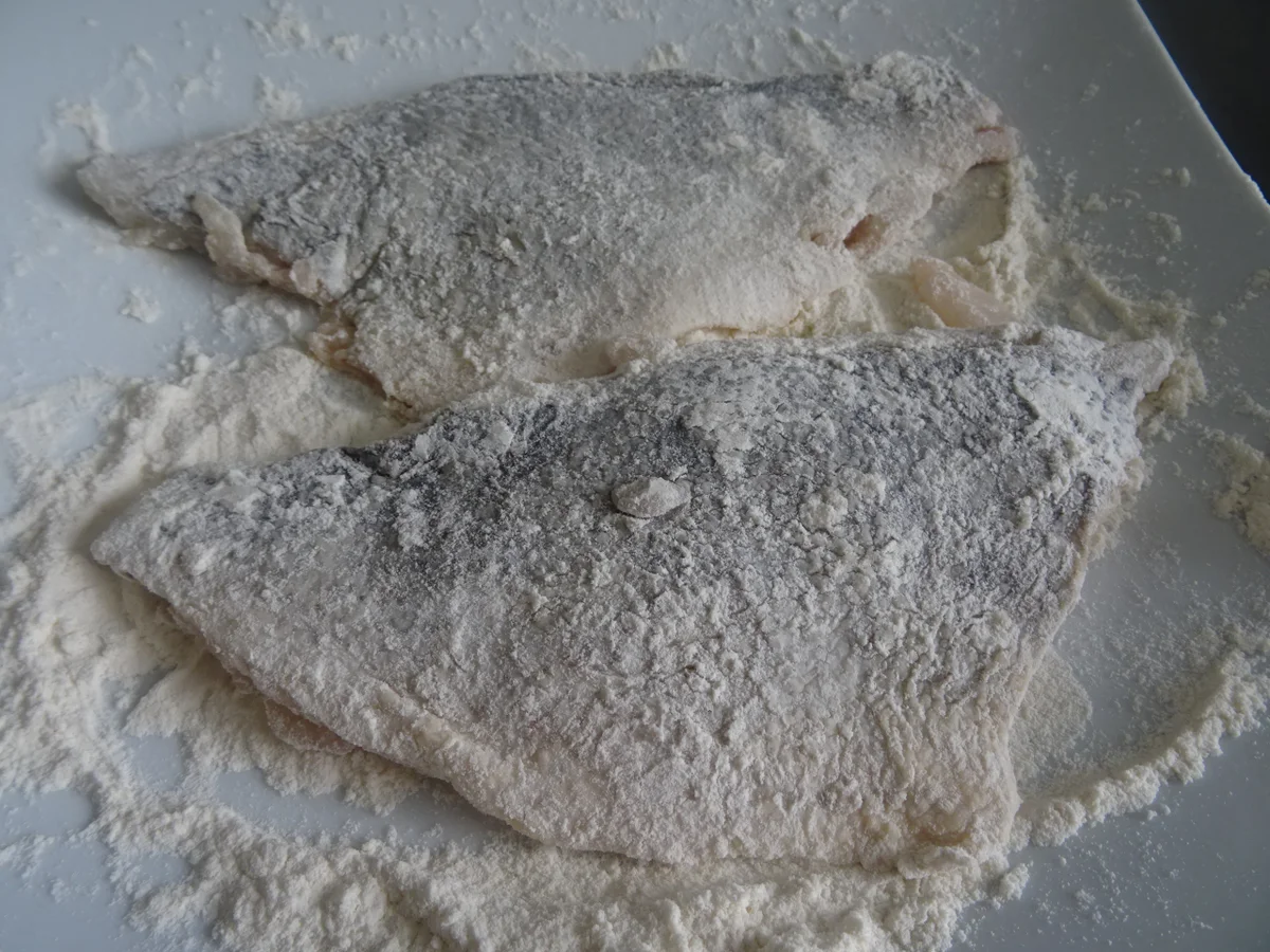 Doraden-Filets "Müllerinnen-Art" mit Kartoffel-Speck-Salat - Rezept - Bild Nr. 4