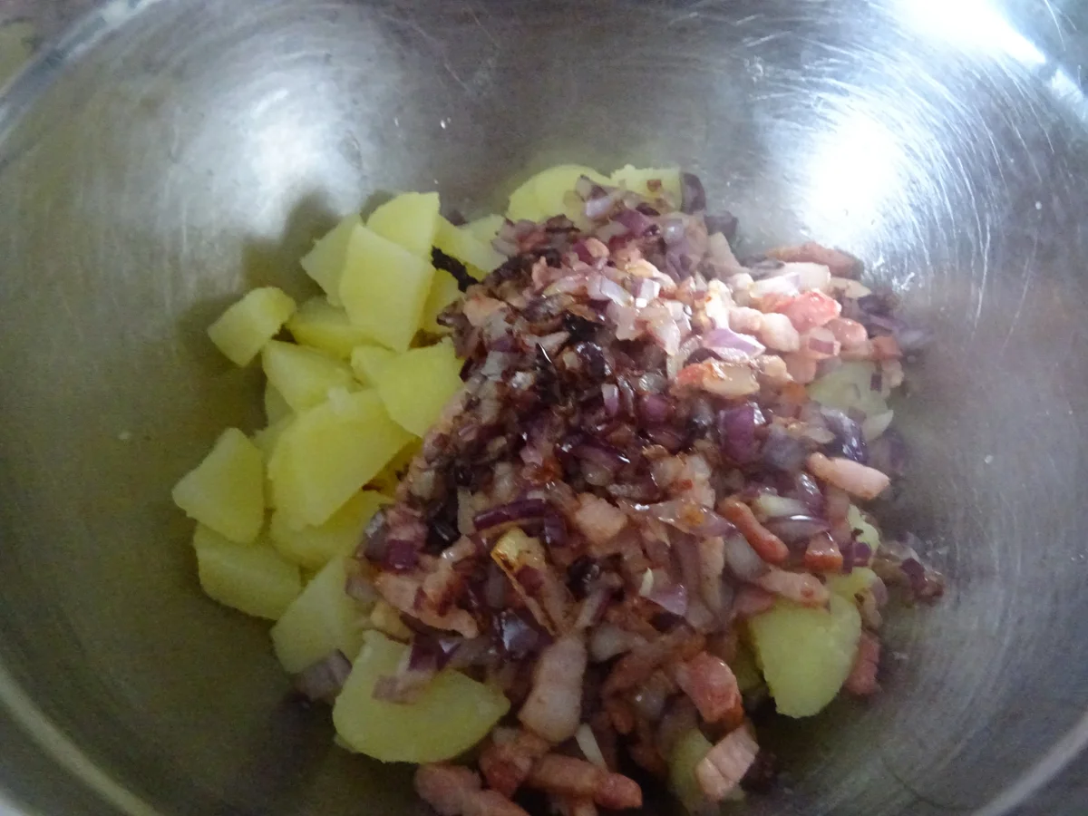 Doraden-Filets "Müllerinnen-Art" mit Kartoffel-Speck-Salat - Rezept - Bild Nr. 6