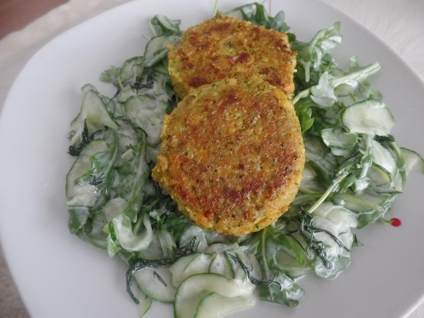 Gemüse-Frikadellen auf Gurken-Rucola-Salat - Rezept - kochbar.de