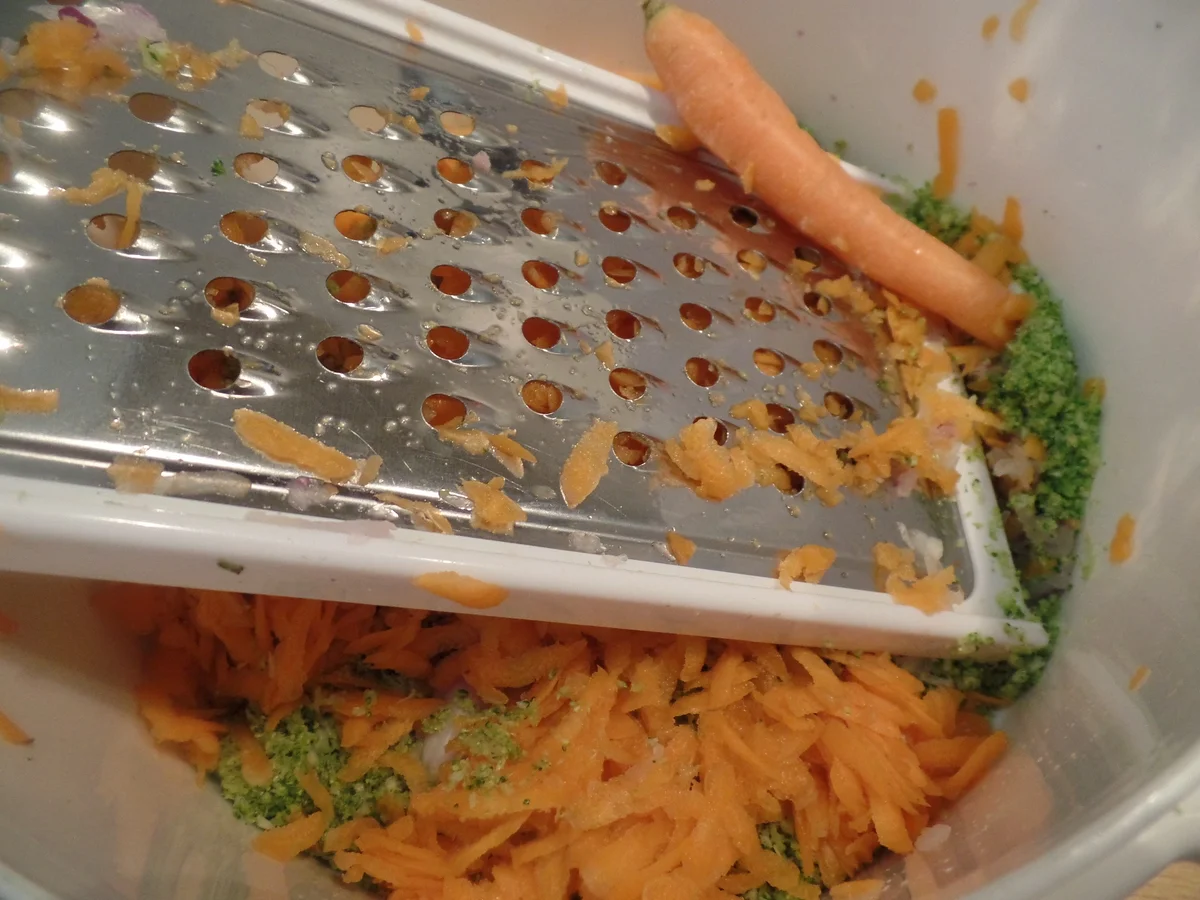 Gemüse-Frikadellen auf Gurken-Rucola-Salat - Rezept - Bild Nr. 10830