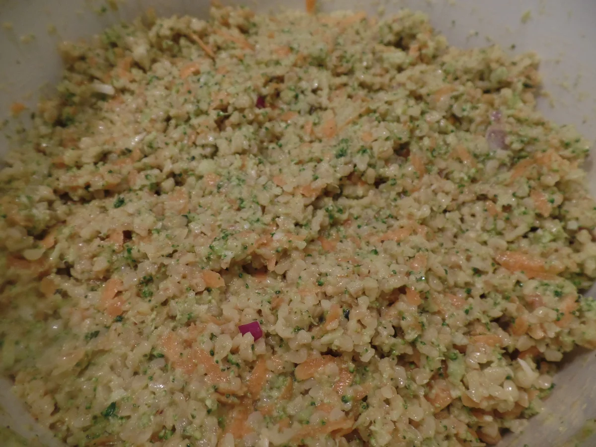 Gemüse-Frikadellen auf Gurken-Rucola-Salat - Rezept - Bild Nr. 10833