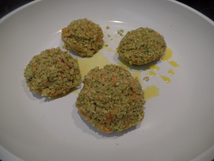 Gemüse Frikadellen auf Gurken Rucola Salat - von Sheeva1960