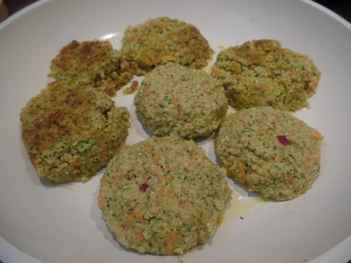 Gemüse-Frikadellen auf Gurken-Rucola-Salat - Rezept - Bild Nr. 10835