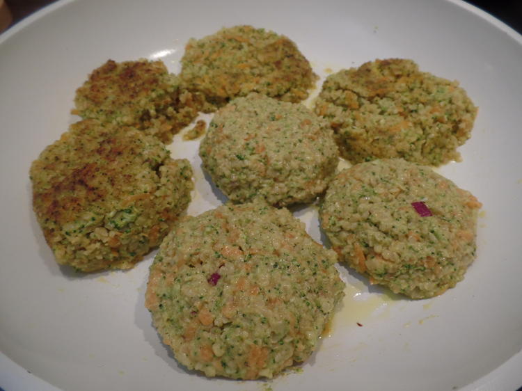 Gemüse Frikadellen auf Gurken Rucola Salat - von Sheeva1960