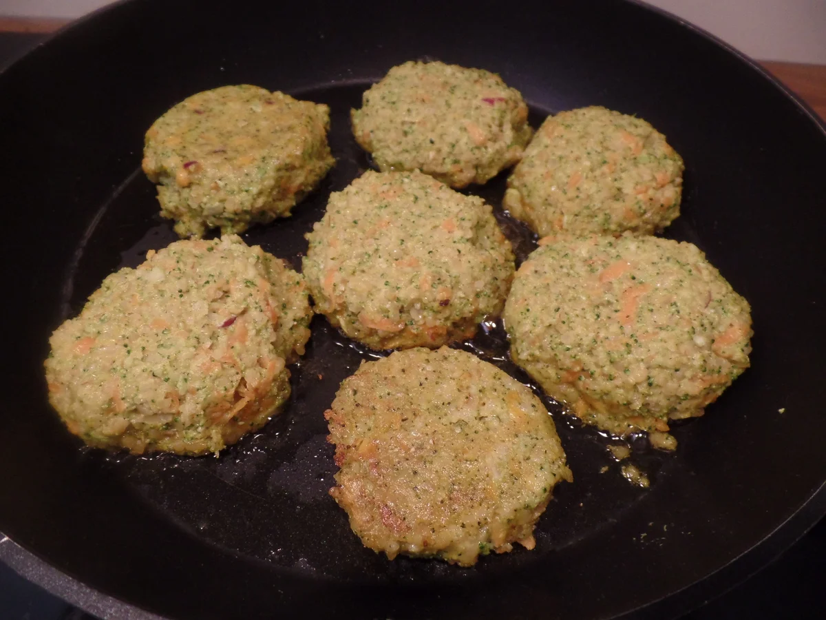 Gemüse-Frikadellen auf Gurken-Rucola-Salat - Rezept - Bild Nr. 10836