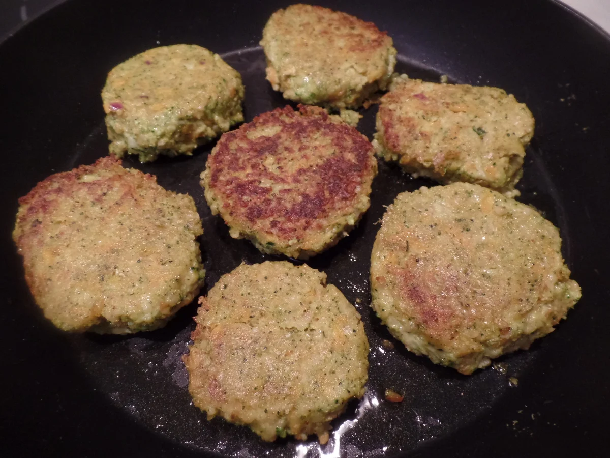 Gemüse-Frikadellen auf Gurken-Rucola-Salat - Rezept - Bild Nr. 10837