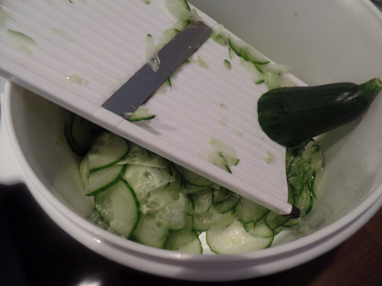 Gemüse-Frikadellen auf Gurken-Rucola-Salat - Rezept - kochbar.de