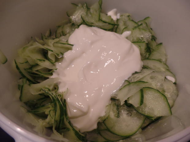 Gemüse-Frikadellen auf Gurken-Rucola-Salat - Rezept - kochbar.de