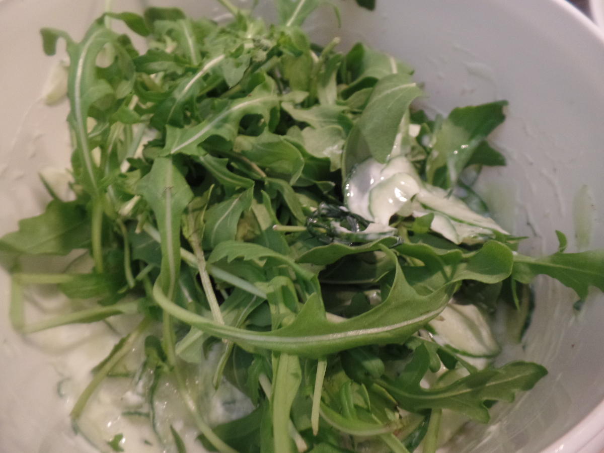 Gemüse-Frikadellen auf Gurken-Rucola-Salat - Rezept - Bild Nr. 10840