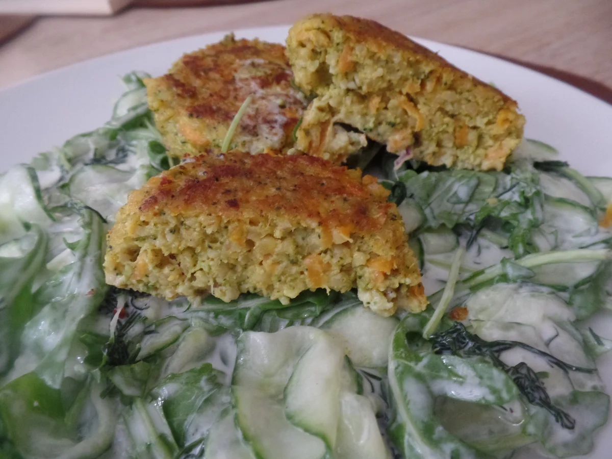 Gemüse-Frikadellen auf Gurken-Rucola-Salat - Rezept - Bild Nr. 10841