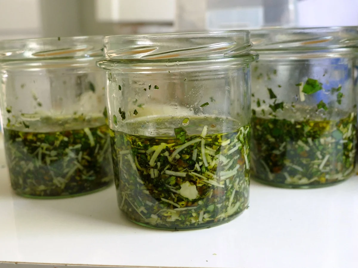 Rezept: Basilikum-Pesto mit Pecorino und Pinienkernen Bild Nr. 2 Basilikum-Pesto mit Pecorino und Pinienkernen - Rezept - Bild Nr. 2