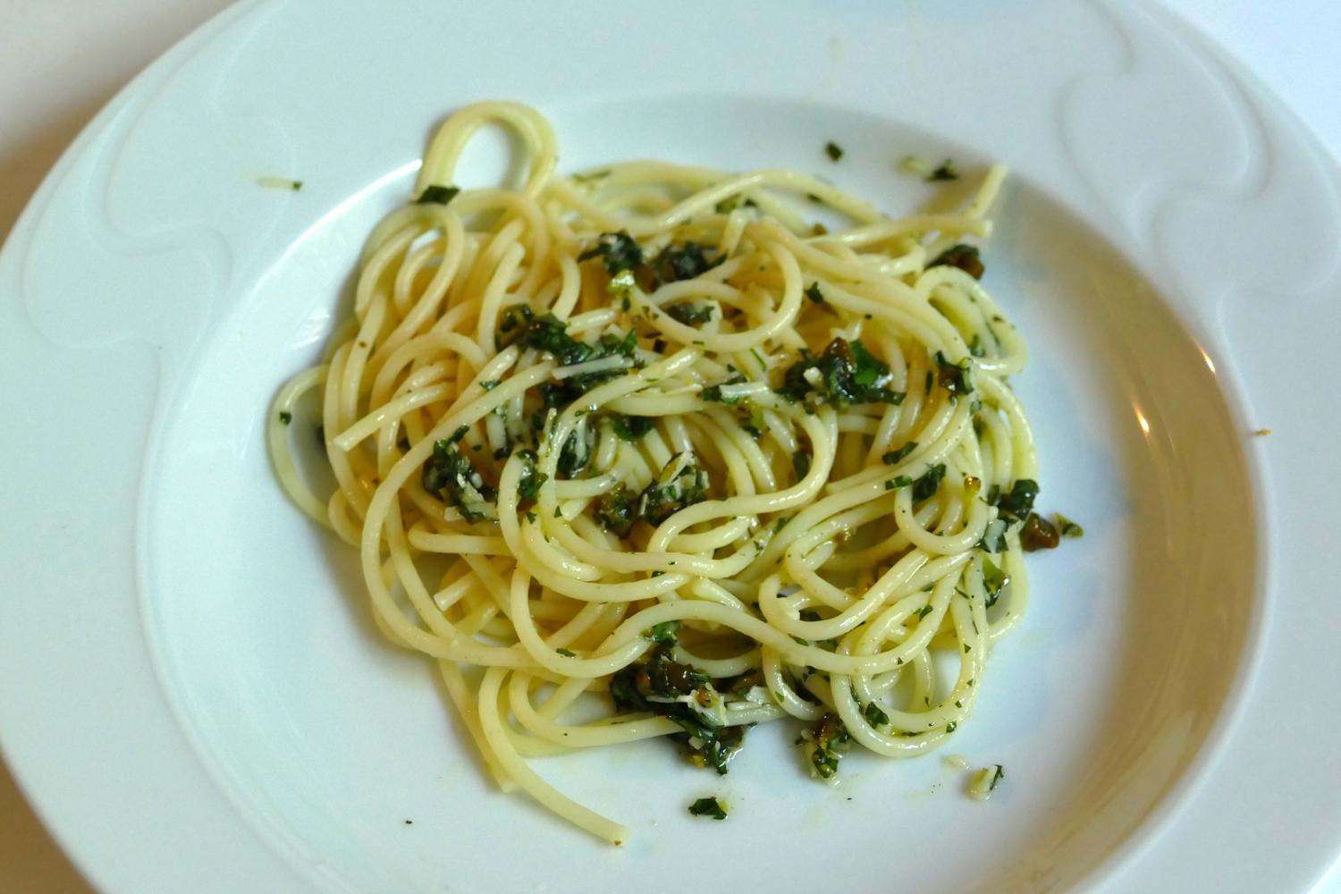 Basilikum-Pesto mit Pecorino und Pinienkernen - Rezept - kochbar.de