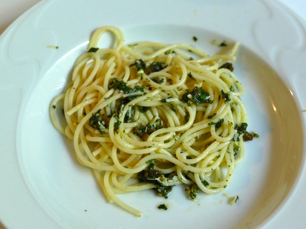 Basilikum Pesto mit Pecorino und Pinienkernen - einfach - von Angesles