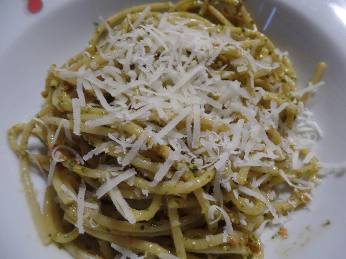 Spaghetti mit selbstgemachtem Rucola-Paprika-Pesto - Rezept - Bild Nr. 10849
