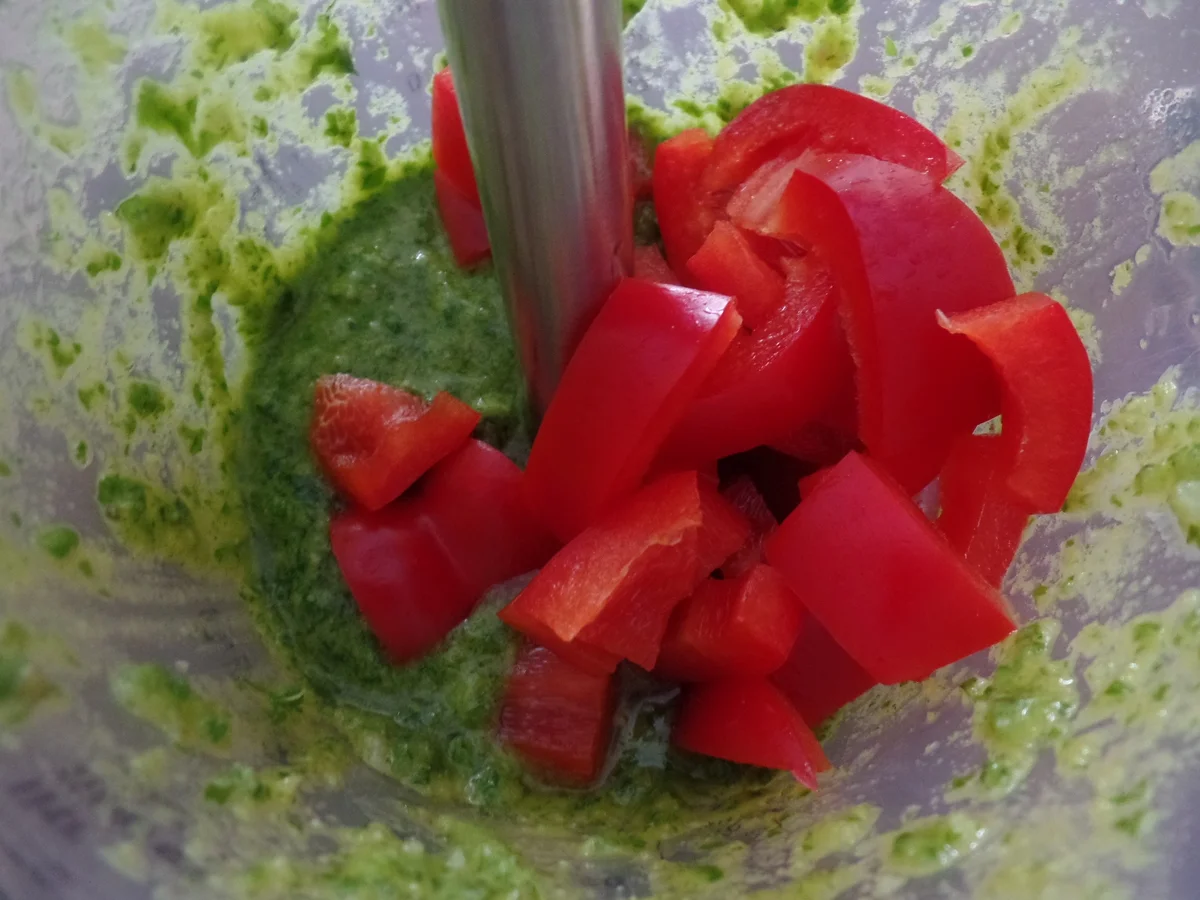 Spaghetti mit selbstgemachtem Rucola-Paprika-Pesto - Rezept - Bild Nr. 10852