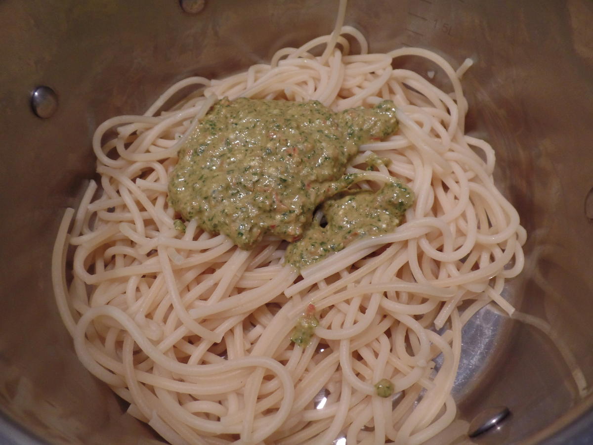 Spaghetti mit selbstgemachtem Rucola-Paprika-Pesto - Rezept - Bild Nr. 10853