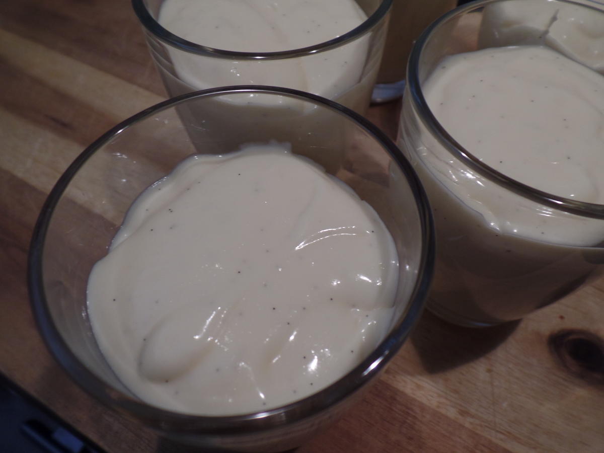 Bayrische Creme mit Heidelbeerkompott - Rezept - kochbar.de